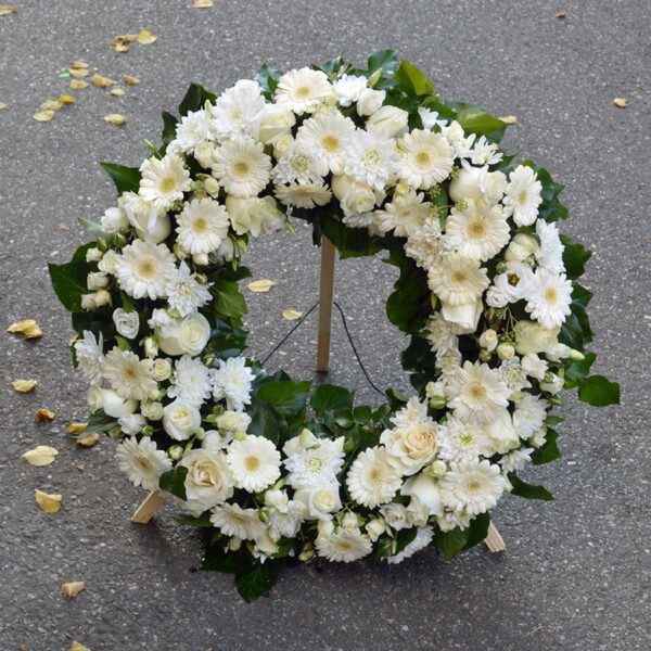 Coroana funerare rotunda cu flori albe