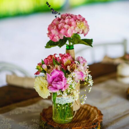 Aranjament floral de masa pe felie de lemn cu vase cu flori - imagine 3