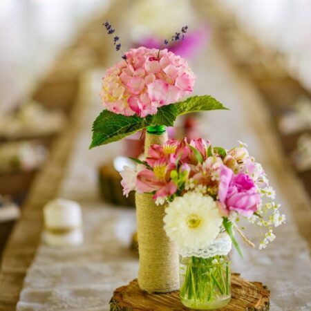 Aranjament floral de masa pe felie de lemn cu vase cu flori - imagine 2