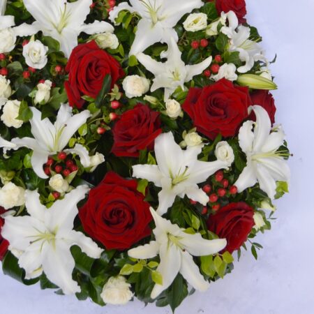 Coroana funerara tip lacrima cu crini si trandafiri rosii - imagine 2
