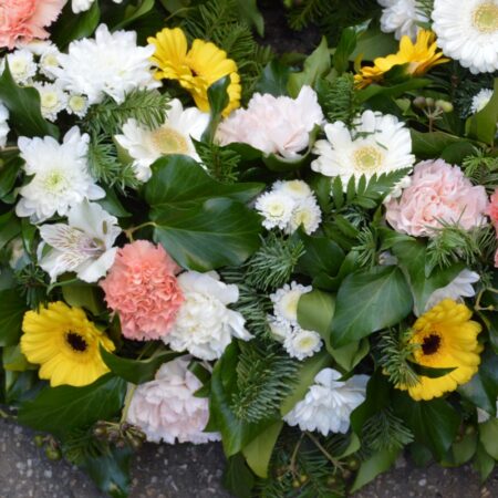 Coroana funerara rotunda cu gerbera si garoafe - imagine 2