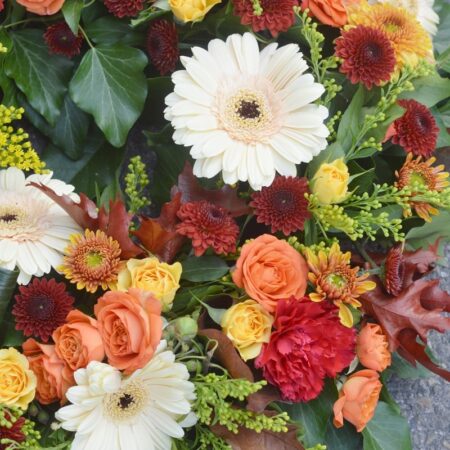 Coroana funerara cu trandafiri, crizanteme si garoafe - imagine 2
