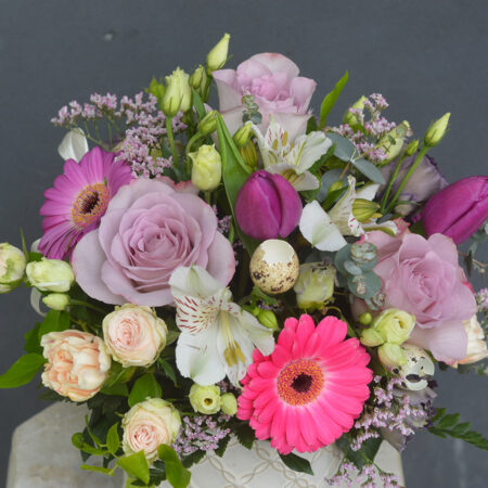 Aranjament floral in vas ceramic cu mini-gerbera, trandafiri, miniroze si lalele - imagine 2