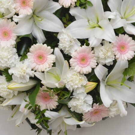 Coroana funerara lacrima cu gerbera si crini - imagine 2