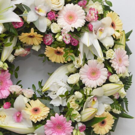 Coroana funerara rotunda cu flori pastel - imagine 2